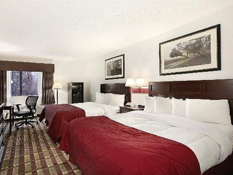Baymont By Wyndham Boston Heights/Hudson Hotel Exterior photo